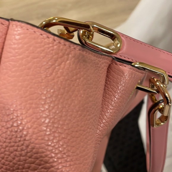 Michael Kors Trisha Large Pebbled Leather Shoulder Bag - Picture 16 of 17